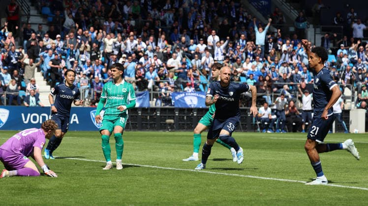 26.04.2026, xrekx, Fussball 2.Bundesliga, VfL Bochum - SpVgg Greuther Fuerth v.l. Torjubel nach dem Tor zum celebrating the goal celebrate 1:0 durch Philipp Hofmann (VfL Bochum) (DFL DFB REGULATIONS PROHIBIT ANY USE OF PHOTOGRAPHS as IMAGE SEQUENCES and or QUASI-VIDEO) Bochum