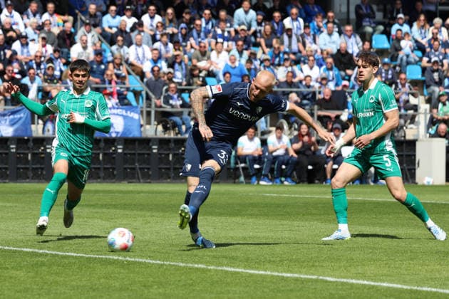 26.04.2026, xrekx, Fussball 2.Bundesliga, VfL Bochum - SpVgg Greuther Fuerth v.l. Torschuss zum 1:0 durch Philipp Hofmann (VfL Bochum) (DFL DFB REGULATIONS PROHIBIT ANY USE OF PHOTOGRAPHS as IMAGE SEQUENCES and or QUASI-VIDEO) Bochum