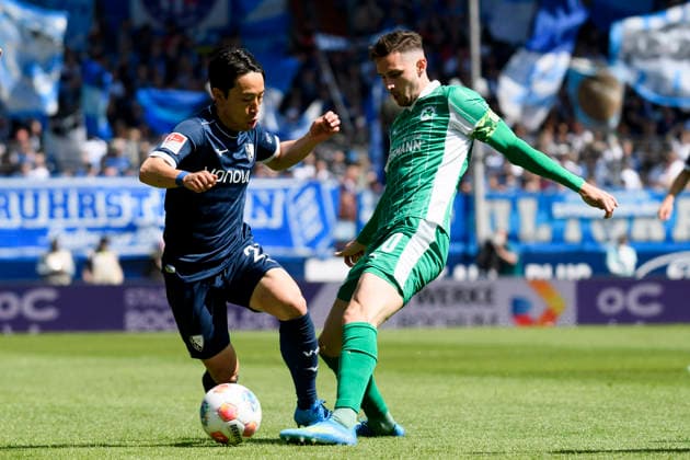 Koji Miyoshi (VfL Bochum) und Branimir Hrgota (SpVgg Greuther Fuerth) im Kampf um den Ball waehrend des spiels der 2. Bundesliga zwischen VfL Bochum und SpVgg Greuther Fürth, Vonovia Ruhrstadion am 26. April 2026 in Bochum, Deutschland. (Foto von Max Maiwald DeFodi Images) +++ Koji Miyoshi (VfL Bochum) und Branimir Hrgota (SpVgg Greuther Fuerth) battle for the ball during the 2. Bundesliga match between VfL Bochum and SpVgg Greuther Fürth at Vonovia Ruhrstadion on April 26, 2026 in Bochum, Germany. (Photo by Max Maiwald DeFodi Images) (Photo by Max Maiwald DeFodi Images) -