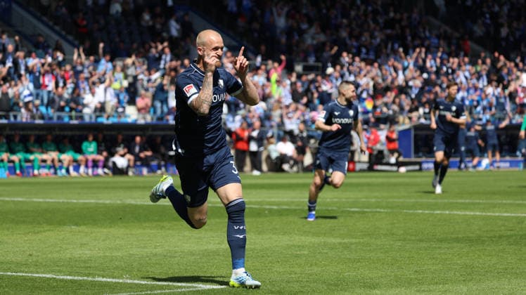 26.04.2026, xrekx, Fussball 2.Bundesliga, VfL Bochum - SpVgg Greuther Fuerth v.l. Torjubel nach dem Tor zum celebrating the goal celebrate 1:0 durch Philipp Hofmann (VfL Bochum) (DFL DFB REGULATIONS PROHIBIT ANY USE OF PHOTOGRAPHS as IMAGE SEQUENCES and or QUASI-VIDEO) Bochum