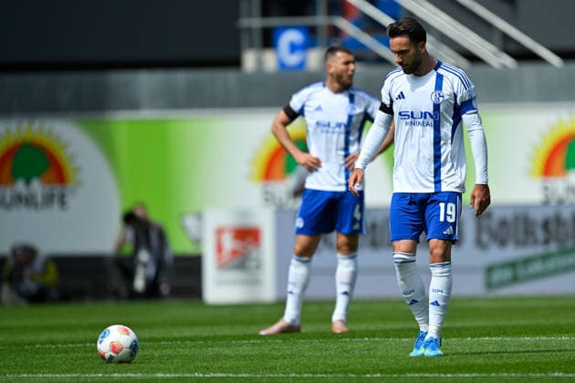 Paderborn, Home Deluxe Arena, 26.04.26, GER, Herren, 2.Bundesliga, Saison 2025-2026, SC Paderborn 07 - FC Schalke 04 Bild: v.li. Hasan KURUCAY (Schalke) und Kenan KARAMAN (Schalke) unzufrieden, enttaeuscht, niedergeschlagen, frustriert, traurig nach dem Tor zum 1:0 DFL regulations prohibit any use of photographs as image sequences and or quasi-video. NRW Deutschland