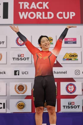 UCI Track World Cup: Nilai Picture by Alex Whitehead SWpix.com - 26 04 2026 - Cycling - UCI Track World Cup: Nilai - Velodrom Nasional Malaysia, Nilai, Malaysia - Women s Keirin Podium - Lijuan Wang (China) receiving the gold medal Copyright: x xSWpix.comx(t axPhotographyxHubxLtd)xAlexxWhitehead SWpix.comx SWP-3030-13388