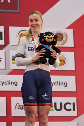 UCI Track World Cup: Nilai Picture by Alex Whitehead SWpix.com - 26 04 2026 - Cycling - UCI Track World Cup: Nilai - Velodrom Nasional Malaysia, Nilai, Malaysia - Women s Keirin Podium - Emma Finucane (Great Britain) receiving the Bronze Medal Copyright: x xSWpix.comx(t axPhotographyxHubxLtd)xAlexxWhitehead SWpix.comx SWP-3030-13389