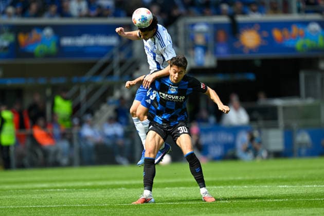 Paderborn, Home Deluxe Arena, 26.04.26, GER, Herren, 2.Bundesliga, Saison 2025-2026, SC Paderborn 07 - FC Schalke 04 Bild: v.li. im Zweikampf Mertcan AYHAN (Schalke) und Stefano MARINO (Paderborn) im Kopfball, Kopfballduell DFL regulations prohibit any use of photographs as image sequences and or quasi-video. NRW Deutschland
