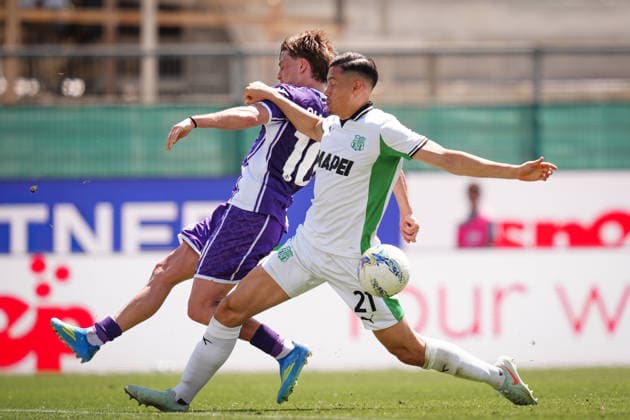 FiorentinaÕs Albert Gudmundsson fights for the ball with SassuoloÕs Jay Idzes during the Serie A soccer match between Fiorentina and Sassuolo at the Artemio Franchi Stadium in Florence, north Italy - Sunday, April 26, 2026 -  Copyright: xMassimoxPaolone LaPressex