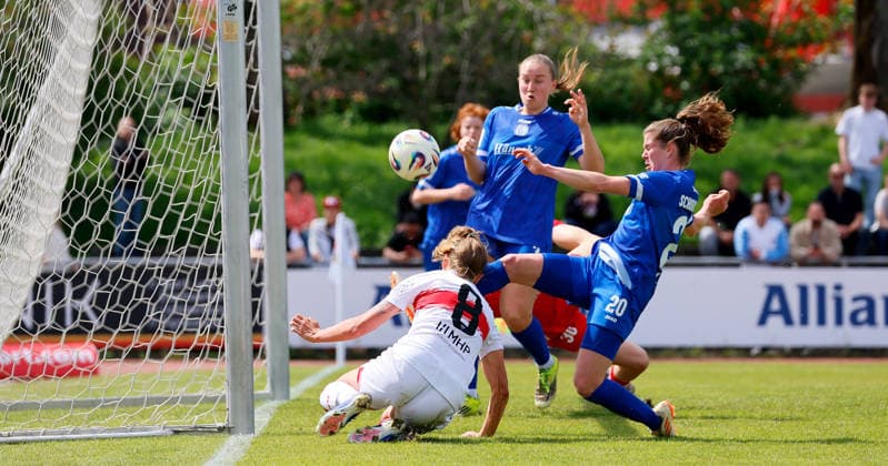 26.04.2026, Deutschland, Stuttgart, Fußball 2. Frauen-Bundesliga, 15. Spieltag, VfB Stuttgart vs. SV Meppen 1912, 2:0 Tor, v.l. Nina Rolfes (SVM), Torschützin Maximiliane Rall (VfB), Chantal Schouwstra (SVM)