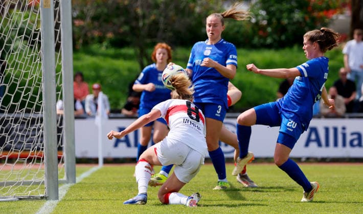 26.04.2026, Deutschland, Stuttgart, Fußball 2. Frauen-Bundesliga, 15. Spieltag, VfB Stuttgart vs. SV Meppen 1912, 2:0 Tor, v.l. Nina Rolfes (SVM), Torschützin Maximiliane Rall (VfB), Chantal Schouwstra (SVM)