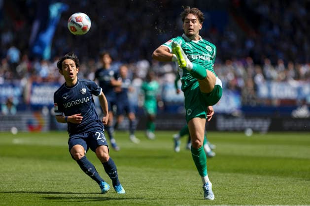 26.04.2026, GER, Fussball, Herren, 2. BL, Saison 2025 2026, Vfl Bochum vs SpVgg Greuther Fürth Koji Miyoshi (Bochum) und Reno Morris Münz (Fürth) im Kampf um den Ball Bochum vonovia Ruhrstadion Nordrhein-Westfalen Deutschland