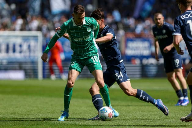 26.04.2026, GER, Fussball, Herren, 2. BL, Saison 2025 2026, Vfl Bochum vs SpVgg Greuther Fürth Branimir Hrgota (Fürth) und Cajetan Benjamin Lenz (Bochum) im Kampf um den Ball Bochum vonovia Ruhrstadion Nordrhein-Westfalen Deutschland