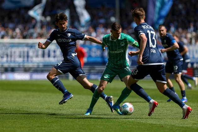26.04.2026, GER, Fussball, Herren, 2. BL, Saison 2025 2026, Vfl Bochum vs SpVgg Greuther Fürth Cajetan Benjamin Lenz (Bochum) , Branimir Hrgota (Fürth) und Oliver Olsen (Bochum) im Kampf um den Ball Bochum vonovia Ruhrstadion Nordrhein-Westfalen Deutschland