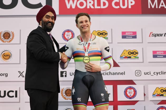 UCI Track World Cup: Nilai Picture by Alex Whitehead SWpix.com - 26 04 2026 - Cycling - UCI Track World Cup: Nilai - Velodrom Nasional Malaysia, Nilai, Malaysia - Men s Sprint Podium - Harrie Lavreysen (Netherlands) receiving the Gold Medal Copyright: x xSWpix.comx(t axPhotographyxHubxLtd)xAlexxWhitehead SWpix.comx SWP-3030-13399
