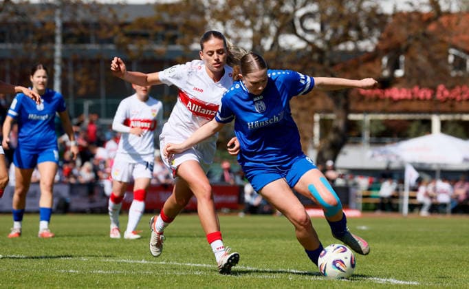 26.04.2026, Deutschland, Stuttgart, Fußball 2. Frauen-Bundesliga, 15. Spieltag, VfB Stuttgart vs. SV Meppen 1912, v.l. Daphina Redzepi (VfB), Laura Bröring (SV)
