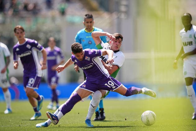 FiorentinaÕs Manor Solomon fights for the ball with SassuoloÕs Cristian Volpato during the Serie A soccer match between Fiorentina and Sassuolo at the Artemio Franchi Stadium in Florence, north Italy - Sunday, April 26, 2026 -  Copyright: xMassimoxPaolone LaPressex