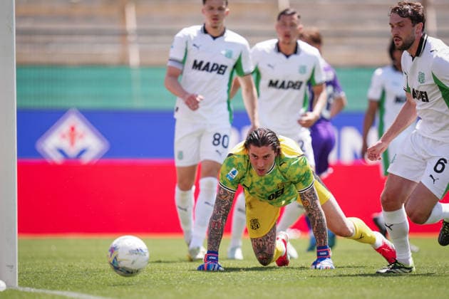 SassuoloÕs goalkeeper Stefano Turati looks the ball during the Serie A soccer match between Fiorentina and Sassuolo at the Artemio Franchi Stadium in Florence, north Italy - Sunday, April 26, 2026 -  Copyright: xMassimoxPaolone LaPressex
