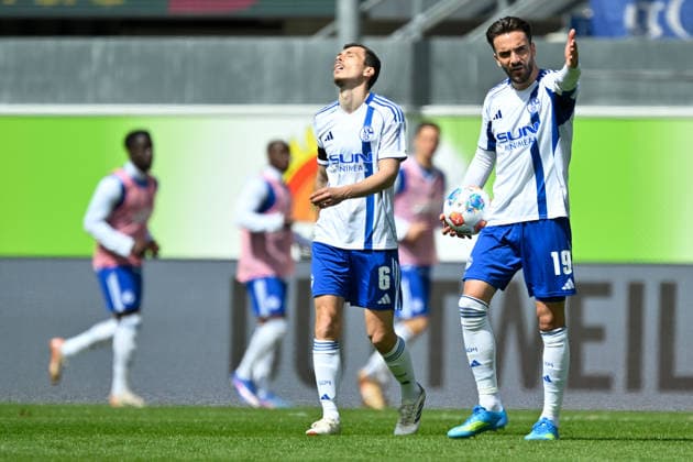 Paderborn, Home Deluxe Arena, 26.04.26, GER, Herren, 2.Bundesliga, Saison 2025-2026, SC Paderborn 07 - FC Schalke 04 Bild: v.li. Ron SCHALLENBERG (Schalke) und Kenan KARAMAN (Schalke) unzufrieden, enttaeuscht, niedergeschlagen, frustriert, traurig nach dem Tor zum 2:0 DFL regulations prohibit any use of photographs as image sequences and or quasi-video. NRW Deutschland