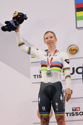 UCI Track World Cup: Nilai Picture by Alex Whitehead SWpix.com - 26 04 2026 - Cycling - UCI Track World Cup: Nilai - Velodrom Nasional Malaysia, Nilai, Malaysia - Women s Omnium Podium - Lorena Wiebes (Netherlands) receiving the Silver Medal Copyright: x xSWpix.comx(t axPhotographyxHubxLtd)xAlexxWhitehead SWpix.comx SWP-3030-13407