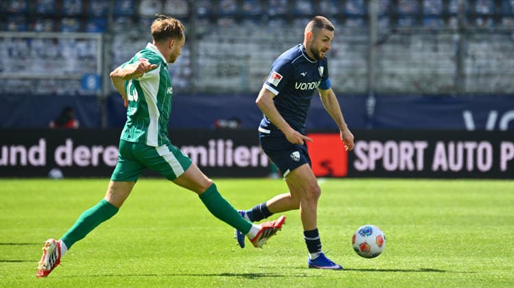 26.04.2026 - Fussball - Saison 2025 2026 - 2. Fussball - Bundesliga - 31. Spieltag: VfL Bochum - SpVgg Greuther Fürth SGF ( Kleeblatt ) - Sportfoto Zink - xwoxzix - DFL regulations prohibit any use of photographs as image sequences and or quasi-video - only for editorial use - Jannik Dehm ( 23, SpVgg Greuther Fürth ) Matus Bero (19, VfL Bochum )