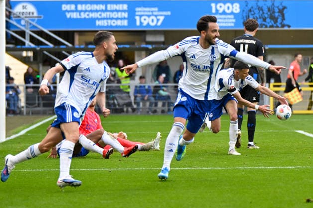 Paderborn, Home Deluxe Arena, 26.04.26, GER, Herren, 2.Bundesliga, Saison 2025-2026, SC Paderborn 07 - FC Schalke 04 Bild: Adil AOUCHICHE (Schalke) jubelt nach seinem Tor zum 2:2 DFL regulations prohibit any use of photographs as image sequences and or quasi-video. NRW Deutschland