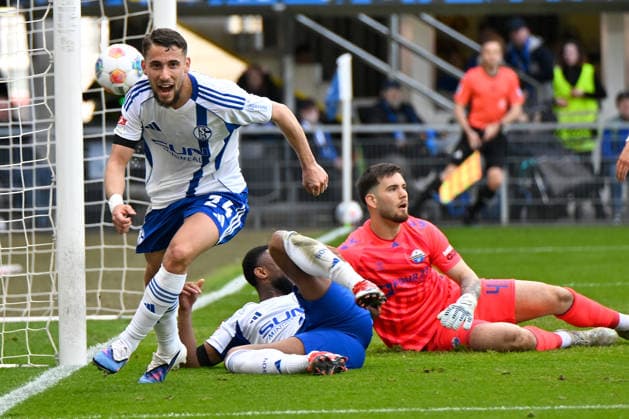 Paderborn, Home Deluxe Arena, 26.04.26, GER, Herren, 2.Bundesliga, Saison 2025-2026, SC Paderborn 07 - FC Schalke 04 Bild: Adil AOUCHICHE (Schalke) jubelt nach seinem Tor zum 2:2 DFL regulations prohibit any use of photographs as image sequences and or quasi-video. NRW Deutschland