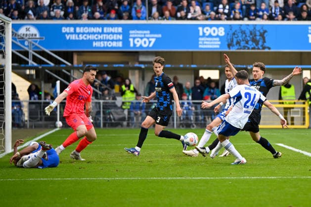 Paderborn, Home Deluxe Arena, 26.04.26, GER, Herren, 2.Bundesliga, Saison 2025-2026, SC Paderborn 07 - FC Schalke 04 Bild: Adil AOUCHICHE (Schalke) macht das Tor zum 2:2 DFL regulations prohibit any use of photographs as image sequences and or quasi-video. NRW Deutschland