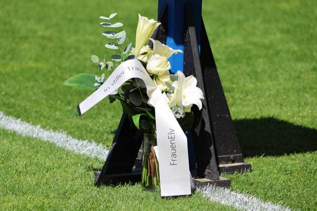 26.04.2026, Fussball, Frauen, Regionalliga Südwest, Saison 2025 2026, 1. FC Saarbrücken - SV 07 Elversberg, Der Trauerstauß für Tamara Mendler von den Frauen der SV 07 Elversberg Saarbrücken Ludwigsparkstadion Saarland Deutschland (DEU) Copyright: xSebastianxBachx