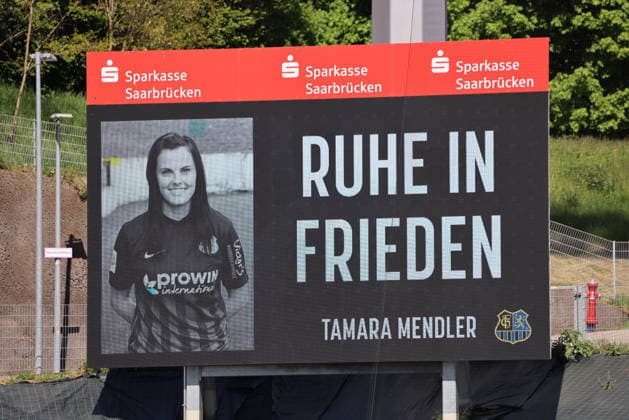 26.04.2026, Fussball, Frauen, Regionalliga Südwest, Saison 2025 2026, 1. FC Saarbrücken - SV 07 Elversberg, Schweigeminute für Tamara Mendler Saarbrücken Ludwigsparkstadion Saarland Deutschland (DEU) Copyright: xSebastianxBachx