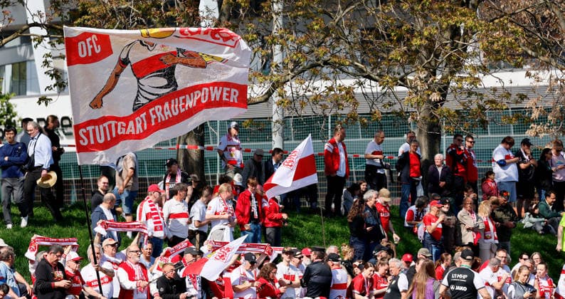 26.04.2026, Deutschland, Stuttgart, Fußball 2. Frauen-Bundesliga, 15. Spieltag, VfB Stuttgart vs. SV Meppen 1912, Frauenpower Fahne, Zuschauer, Fans (VfB)