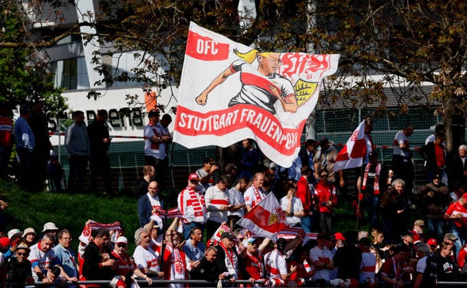 26.04.2026, Deutschland, Stuttgart, Fußball 2. Frauen-Bundesliga, 15. Spieltag, VfB Stuttgart vs. SV Meppen 1912, Frauenpower Fahne, Zuschauer, Fans (VfB)