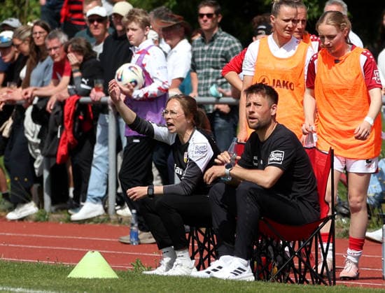26.04.2026, Deutschland, Stuttgart, Fußball 2. Frauen-Bundesliga, 15. Spieltag, VfB Stuttgart vs. SV Meppen 1912, VfB Trainer Nico Schneck