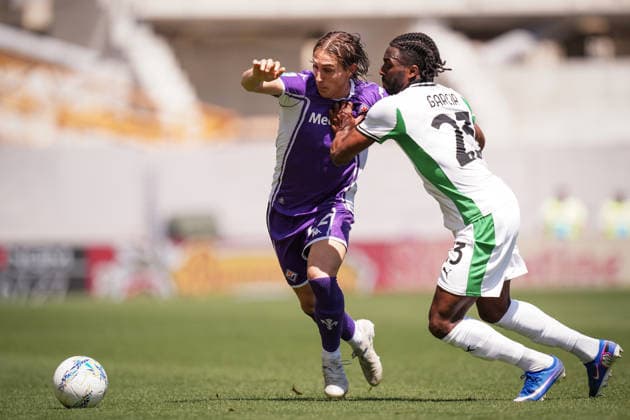 Fiorentina s Jacopo Fazzini fights for the ball with SassuoloÕs Ulisses Garcia during the Serie A soccer match between Fiorentina and Sassuolo at the Artemio Franchi Stadium in Florence, north Italy - Sunday, April 26, 2026 -  Copyright: xMassimoxPaolone LaPressex