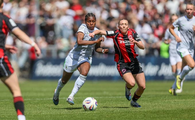 Sport Bilder des Tages GER, Frankfurt, Eintracht Frankfurt vs VfL Wolfsburg, Google Pixel Bundesliga, Fussball, DFB, Spielzeit 2025 2026, Stadion am Brentanobad, 23. Spieltag im Bild v.l.: Lineth Beerensteyn (VfL Wolfsburg Frauen 9), Elisa Senß (Eintracht Frankfurt Frauen 6), Zweikampf DFB DFL REGULATIONS PROHIBIT ANY USE OF PHOTOGRAPHS AS IMAGE SEQUENCES AND OR QUASI-VIDEO, 26.04.2026 *** GER, Frankfurt, Eintracht Frankfurt vs VfL Wolfsburg, Google Pixel Bundesliga, Football, DFB, Season 2025 2026, Stadion am Brentanobad, 23 Matchday in picture f l Lineth Beerensteyn VfL Wolfsburg Women 9 , Elisa Senß Eintracht Frankfurt Women 6 , Duel DFB DFL REGULATIONS PROHIBIT ANY USE OF PHOTOGRAPHS AS IMAGE SEQUENCES AND OR QUASI VIDEO, 26 04 2026 Copyright: HMBxMedia HendrikxHamelau