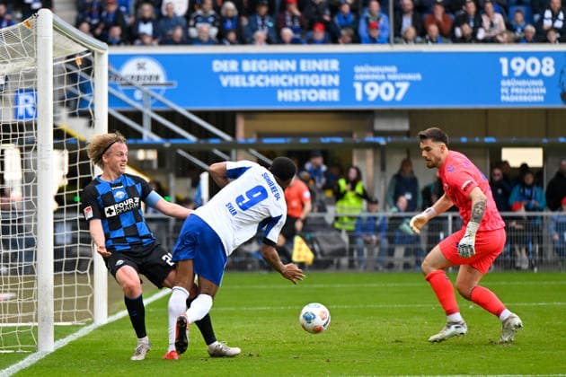 Paderborn, Home Deluxe Arena, 26.04.26, GER, Herren, 2.Bundesliga, Saison 2025-2026, SC Paderborn 07 - FC Schalke 04 Bild: v.li. Felix GOETZE (Paderborn), Moussa SYLLA (Schalke) und Torwart Dennis SEIMEN (Paderborn) DFL regulations prohibit any use of photographs as image sequences and or quasi-video. NRW Deutschland