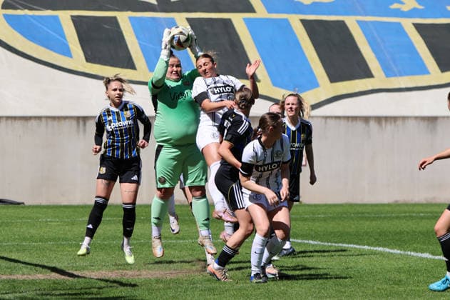 26.04.2026, Fussball, Frauen, Regionalliga Südwest, Saison 2025 2026, 1. FC Saarbrücken - SV 07 Elversberg, Nora Clausen (1. FC Saarbrücken), Kimberly Ruhstorfer (1. FC Saarbrücken), Katherine Bonnie Whitman (SV 07 Elversberg) Saarbrücken Ludwigsparkstadion Saarland Deutschland (DEU) Copyright: xSebastianxBachx