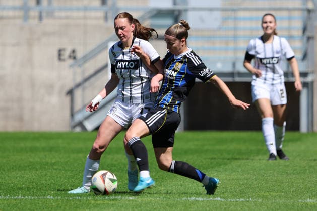 26.04.2026, Fussball, Frauen, Regionalliga Südwest, Saison 2025 2026, 1. FC Saarbrücken - SV 07 Elversberg, Ina Keller (SV 07 Elversberg), Madita Schmitt (1. FC Saarbrücken) Saarbrücken Ludwigsparkstadion Saarland Deutschland (DEU) Copyright: xSebastianxBachx