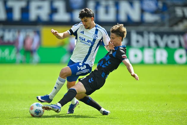 Paderborn, Home Deluxe Arena, 26.04.26, GER, Herren, 2.Bundesliga, Saison 2025-2026, SC Paderborn 07 - FC Schalke 04 Bild: v.li. im Zweikampf Mertcan AYHAN (Schalke) und Jonah STICKER (Paderborn) DFL regulations prohibit any use of photographs as image sequences and or quasi-video. NRW Deutschland