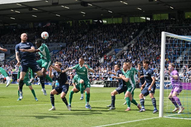 Philipp Hofmann (VfL Bochum), li., erzielt mit diesem Kopfball das Tor zum 2:0 26.04.2026, Fussball 2. Bundesliga, Saison 2025 2026, 31. Spieltag, VfL Bochum - SpVgg Greuther Fürth DFL regulations prohibit any use of photographs as image sequences and or quasi-video Bochum Vonovia Ruhrstadion Nordrhein Westfalen Deutschland