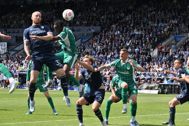 Philipp Hofmann (VfL Bochum), li., erzielt mit diesem Kopfball das Tor zum 2:0 26.04.2026, Fussball 2. Bundesliga, Saison 2025 2026, 31. Spieltag, VfL Bochum - SpVgg Greuther Fürth DFL regulations prohibit any use of photographs as image sequences and or quasi-video Bochum Vonovia Ruhrstadion Nordrhein Westfalen Deutschland