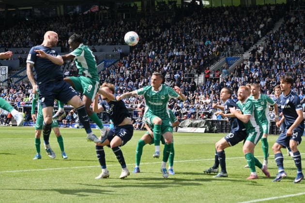 Philipp Hofmann (VfL Bochum), li., erzielt mit diesem Kopfball das Tor zum 2:0 26.04.2026, Fussball 2. Bundesliga, Saison 2025 2026, 31. Spieltag, VfL Bochum - SpVgg Greuther Fürth DFL regulations prohibit any use of photographs as image sequences and or quasi-video Bochum Vonovia Ruhrstadion Nordrhein Westfalen Deutschland