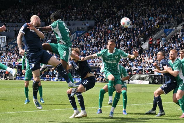 Philipp Hofmann (VfL Bochum), li., erzielt mit diesem Kopfball das Tor zum 2:0 26.04.2026, Fussball 2. Bundesliga, Saison 2025 2026, 31. Spieltag, VfL Bochum - SpVgg Greuther Fürth DFL regulations prohibit any use of photographs as image sequences and or quasi-video Bochum Vonovia Ruhrstadion Nordrhein Westfalen Deutschland