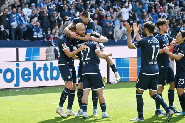 Jubel 2:0, Torschütze Philipp Hofmann (VfL Bochum), mi., wird gefeiert 26.04.2026, Fussball 2. Bundesliga, Saison 2025 2026, 31. Spieltag, VfL Bochum - SpVgg Greuther Fürth DFL regulations prohibit any use of photographs as image sequences and or quasi-video Bochum Vonovia Ruhrstadion Nordrhein Westfalen Deutschland