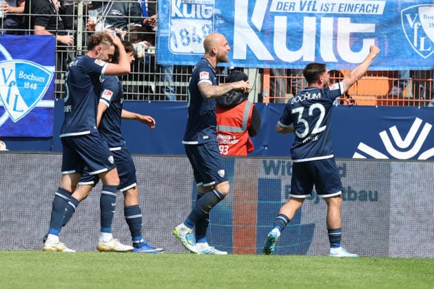 26.04.2026, xrekx, Fussball 2.Bundesliga, VfL Bochum - SpVgg Greuther Fuerth v.l. Torjubel nach dem Tor zum celebrating the goal celebrate 2:0 durch Philipp Hofmann (VfL Bochum) (DFL DFB REGULATIONS PROHIBIT ANY USE OF PHOTOGRAPHS as IMAGE SEQUENCES and or QUASI-VIDEO) Bochum