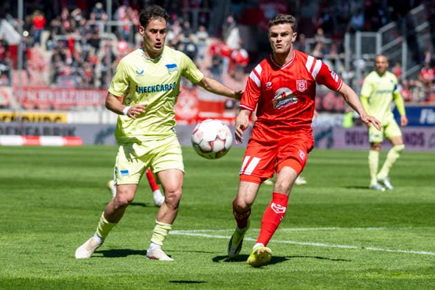 Sport Bilder des Tages Regionalliga Nordost -Saison 25 26 Hallescher FC vs.Hertha BSC II Halle, Deutschland 26.April 2026: Im Bild:v.li.Shalva Ogbaidze (Berlin) und Fabrice Hartmann (Halle) Halle Saale Leuna Chemie Stadion Sachsen-Anhalt Deutschland *** Regionalliga Nordost Season 25 26 Hallescher FC vs Hertha BSC II Halle, Germany 26 April 2026 In the picture from left Shalva Ogbaidze Berlin and Fabrice Hartmann Halle Halle Saale Leuna Chemie Stadion Sachsen Anhalt Germany
