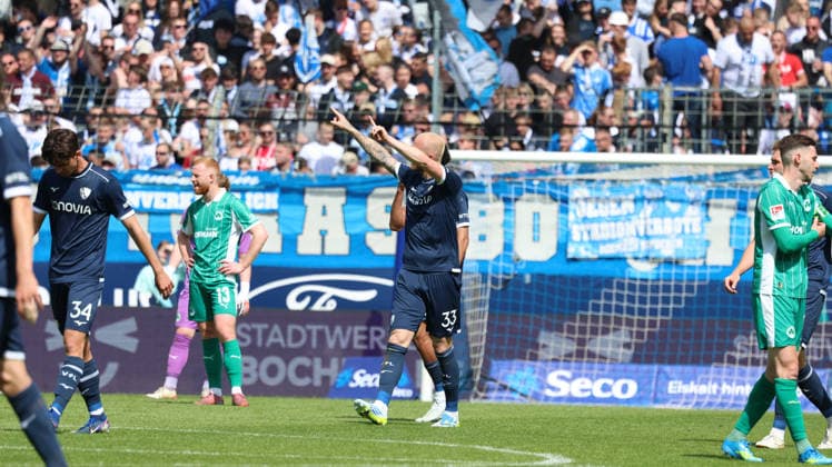 26.04.2026, xrekx, Fussball 2.Bundesliga, VfL Bochum - SpVgg Greuther Fuerth v.l. Torjubel nach dem Tor zum celebrating the goal celebrate 2:0 durch Philipp Hofmann (VfL Bochum) (DFL DFB REGULATIONS PROHIBIT ANY USE OF PHOTOGRAPHS as IMAGE SEQUENCES and or QUASI-VIDEO) Bochum