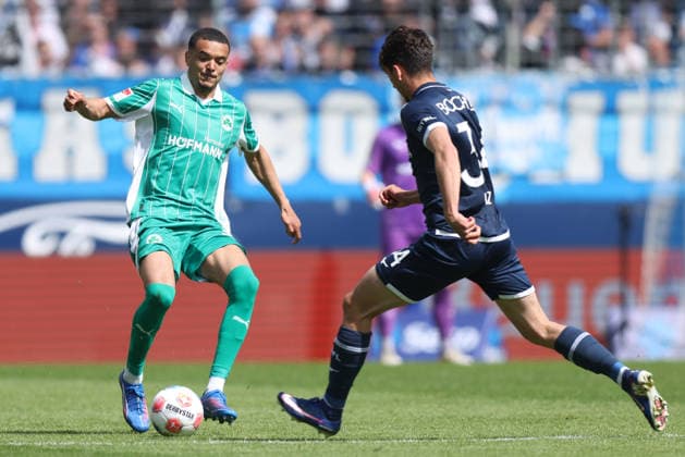Fußball 2. Bundesliga 31. Spieltag VfL Bochum - SpVgg Greuther Fürth am 26.04.2026 im Vonovia Ruhrstadion in Bochum Maximilian Dietz ( Fürth ), links - Cajetan Lenz ( Bochum ), rechts DFL regulations prohibit any use of photographs as image sequences and or quasi-video.