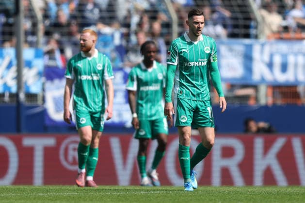Fußball 2. Bundesliga 31. Spieltag VfL Bochum - SpVgg Greuther Fürth am 26.04.2026 im Vonovia Ruhrstadion in Bochum Enttäuschte Füther Spieler nach dem 2:0 für Bochum DFL regulations prohibit any use of photographs as image sequences and or quasi-video.