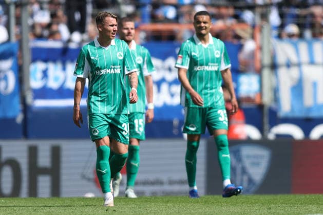 Fußball 2. Bundesliga 31. Spieltag VfL Bochum - SpVgg Greuther Fürth am 26.04.2026 im Vonovia Ruhrstadion in Bochum Enttäuschte Füther Spieler nach dem 2:0 für Bochum DFL regulations prohibit any use of photographs as image sequences and or quasi-video.