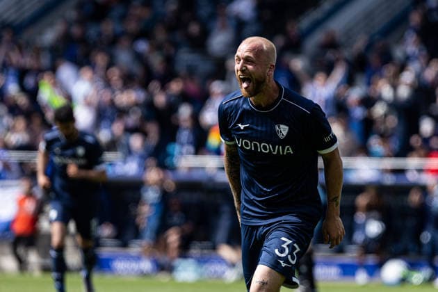 2. Fußball Bundesliga: VfL Bochum - SpVgg Greuther Fürth; 26.04.2026 VfL Bochum bejubelt das Tor, 2:0 durch Philipp Hofmann (VfL Bochum, 33) 2. Fußball Bundesliga: VfL Bochum - SpVgg Greuther Fürth; Vonovia-Ruhrstadion, Bochum; 26.04.2026 DFL regulations prohibit any use of photographs as image sequences and or quasi video.