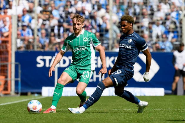Jannik Dehm (SpVgg Greuther Fuerth) und Farid Alfa-Ruprecht (VfL Bochum) im Kampf um den Ball waehrend des spiels der 2. Bundesliga zwischen VfL Bochum und SpVgg Greuther Fürth, Vonovia Ruhrstadion am 26. April 2026 in Bochum, Deutschland. (Foto von Max Maiwald DeFodi Images) +++ Jannik Dehm (SpVgg Greuther Fuerth) und Farid Alfa-Ruprecht (VfL Bochum) battle for the ball during the 2. Bundesliga match between VfL Bochum and SpVgg Greuther Fürth at Vonovia Ruhrstadion on April 26, 2026 in Bochum, Germany. (Photo by Max Maiwald DeFodi Images) (Photo by Max Maiwald DeFodi Images) -