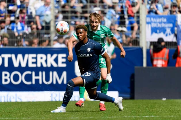 Jannik Dehm (SpVgg Greuther Fuerth) und Farid Alfa-Ruprecht (VfL Bochum) im Kampf um den Ball waehrend des spiels der 2. Bundesliga zwischen VfL Bochum und SpVgg Greuther Fürth, Vonovia Ruhrstadion am 26. April 2026 in Bochum, Deutschland. (Foto von Max Maiwald DeFodi Images) +++ Jannik Dehm (SpVgg Greuther Fuerth) und Farid Alfa-Ruprecht (VfL Bochum) battle for the ball during the 2. Bundesliga match between VfL Bochum and SpVgg Greuther Fürth at Vonovia Ruhrstadion on April 26, 2026 in Bochum, Germany. (Photo by Max Maiwald DeFodi Images) (Photo by Max Maiwald DeFodi Images) -