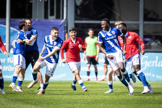 Sport Bilder des Tages KOELN, GERMANY - APRIL 26, 2026: King Manu (Energie Cottbus, 2) celebrates scoring his team s second goal with teammates during the 3rd division match on gameday 35 between Viktoria Koeln vs. Energie Cottbus at the Sportpark Hoehenberg on April 26, 2026 in Koeln, Germany. DFL REGULATIONS PROHIBIT ANY USE OF PHOTOGRAPHS AS IMAGE SEQUENCES AND OR QUASI-VIDEO. Nordrhein-Westfalen Germany Copyright: xAxelxKohringx